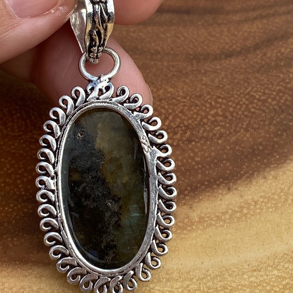 Labradorite Pendant - Picture 7 of 13